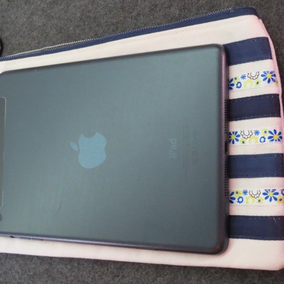 Navy Stripe Travel Kit Makeup Bag Zippered Storage Pouch Pencil Case NWT - Picture 5 of 6